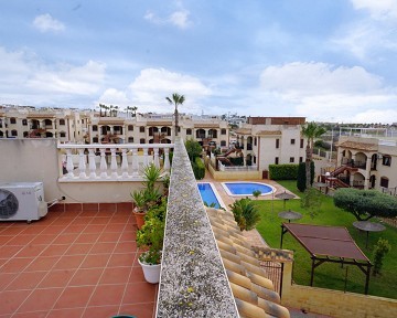 Takvåning i populära Arco Mediterraneo 9 med takterrass och poolutsikt - Lotus Properties