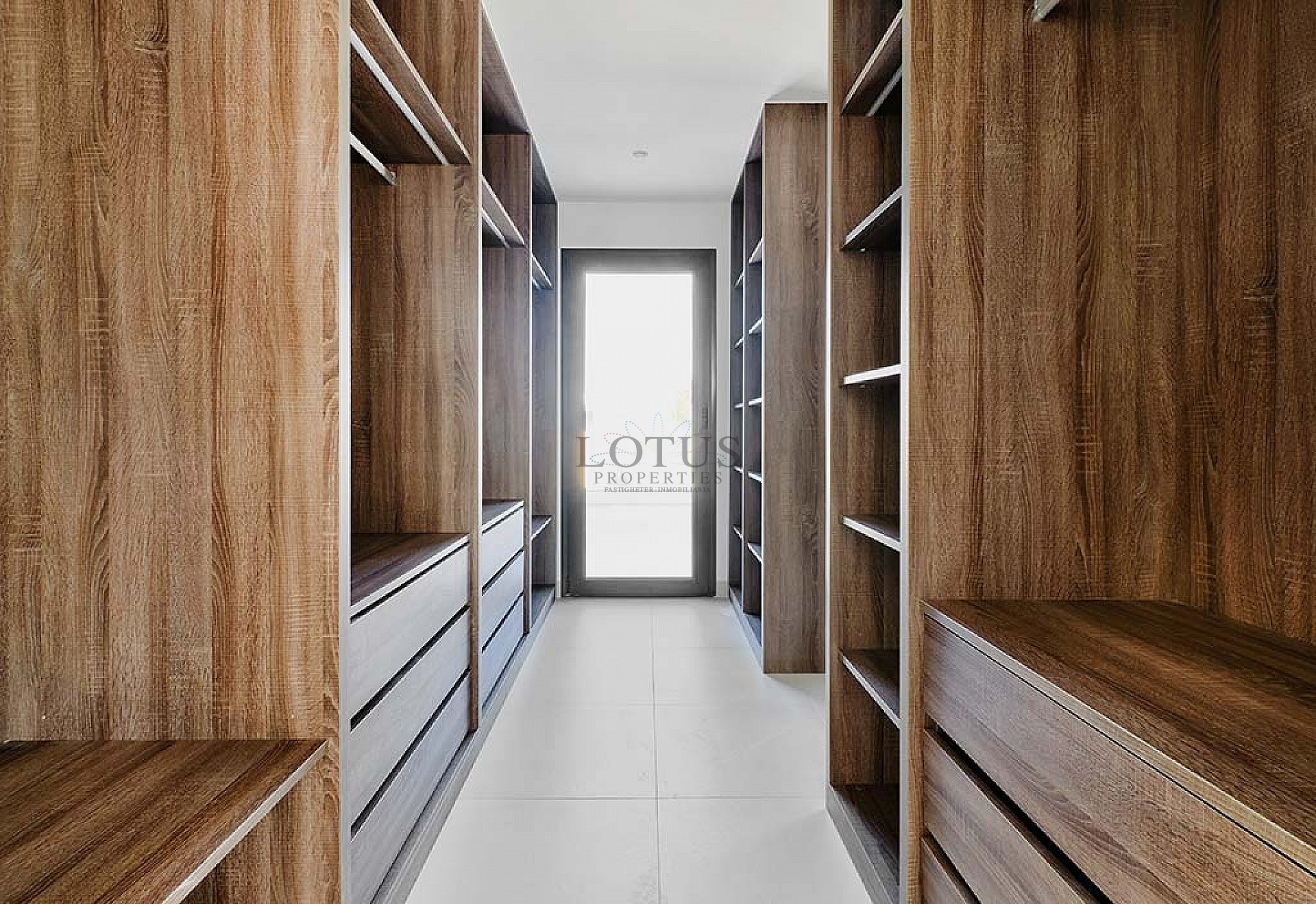 Una villa de lujo recién construida más allá de lo común. - Lotus Properties