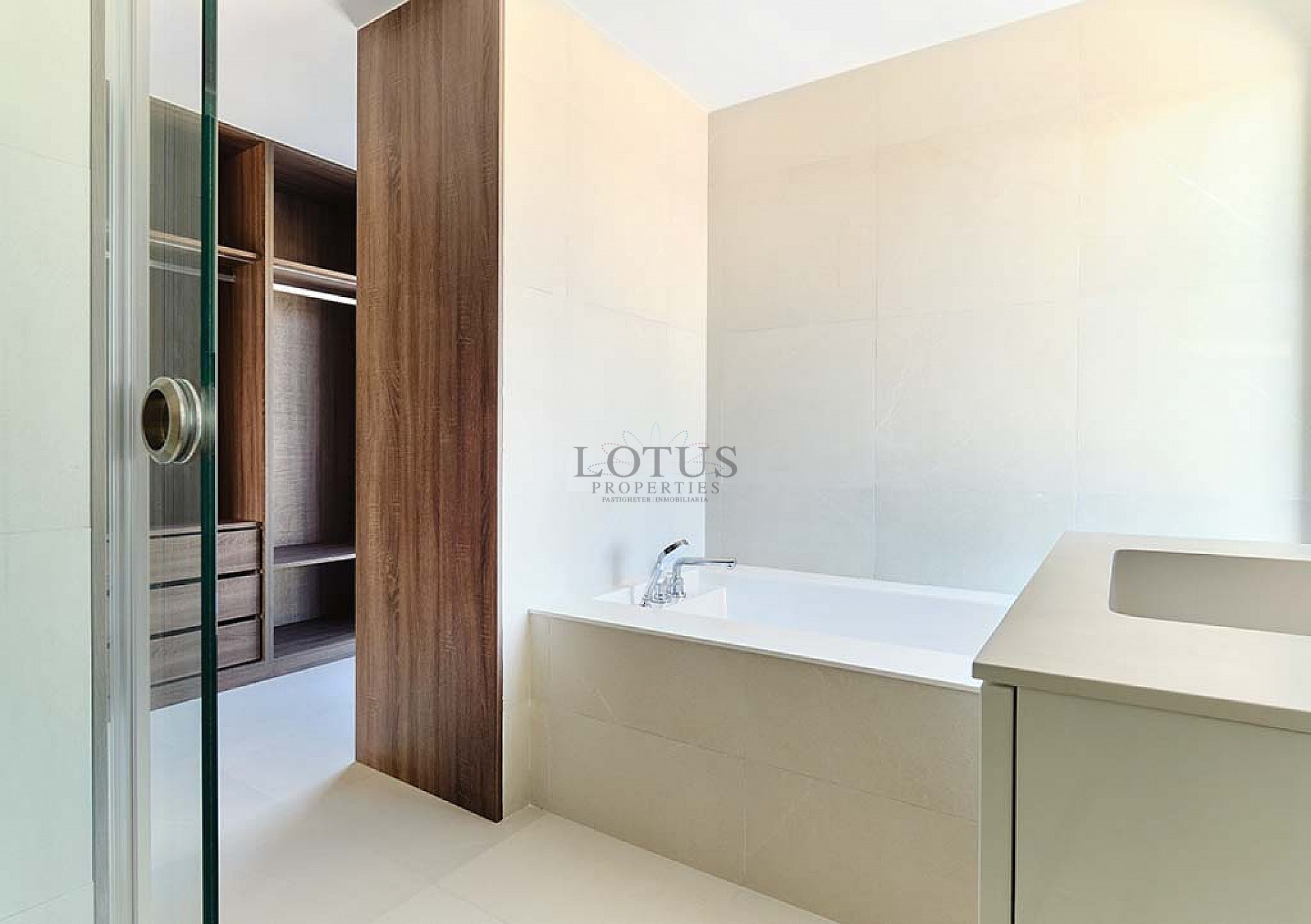 Una villa de lujo recién construida más allá de lo común. - Lotus Properties
