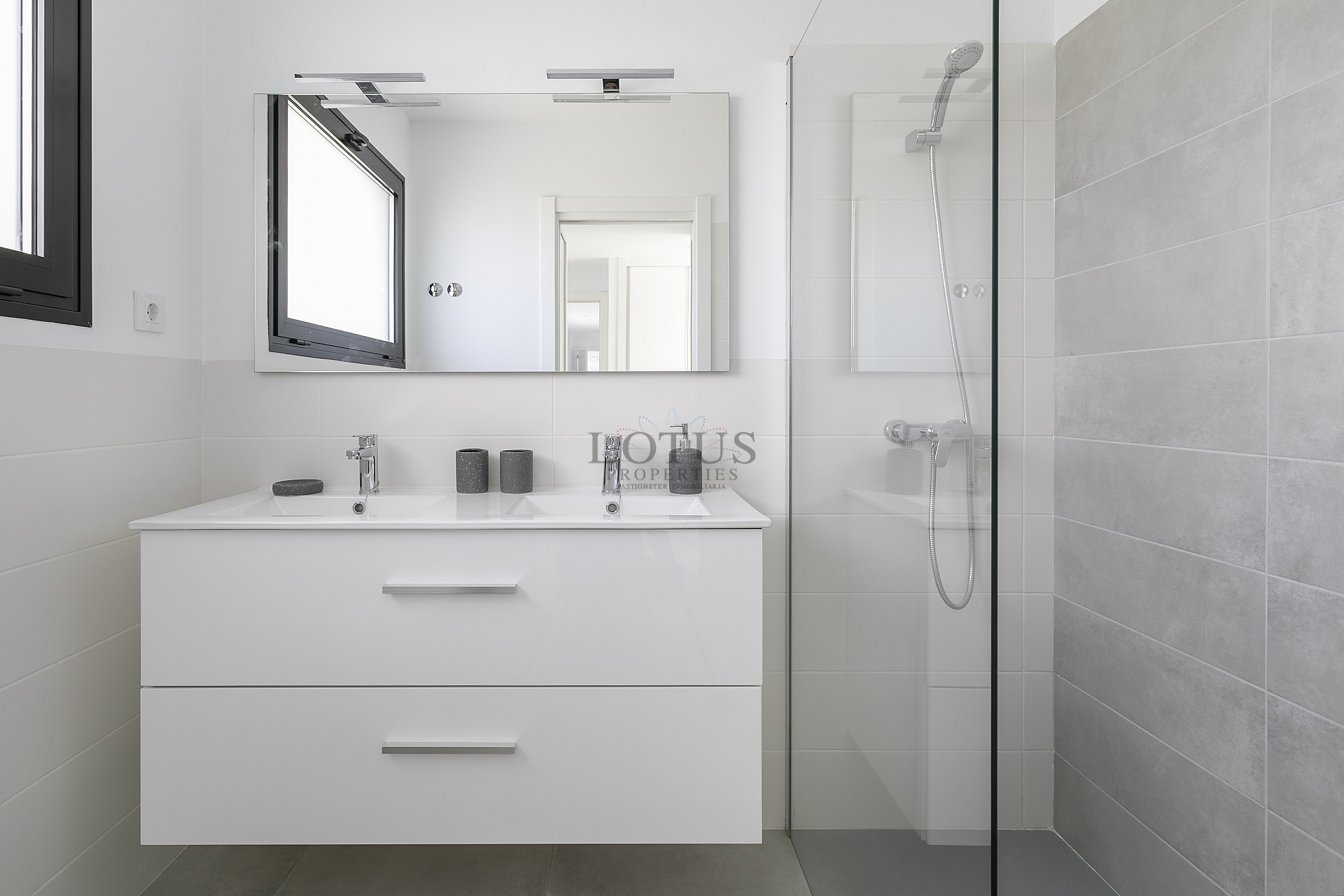 Nieuw gebouwde villa  - Lotus Properties