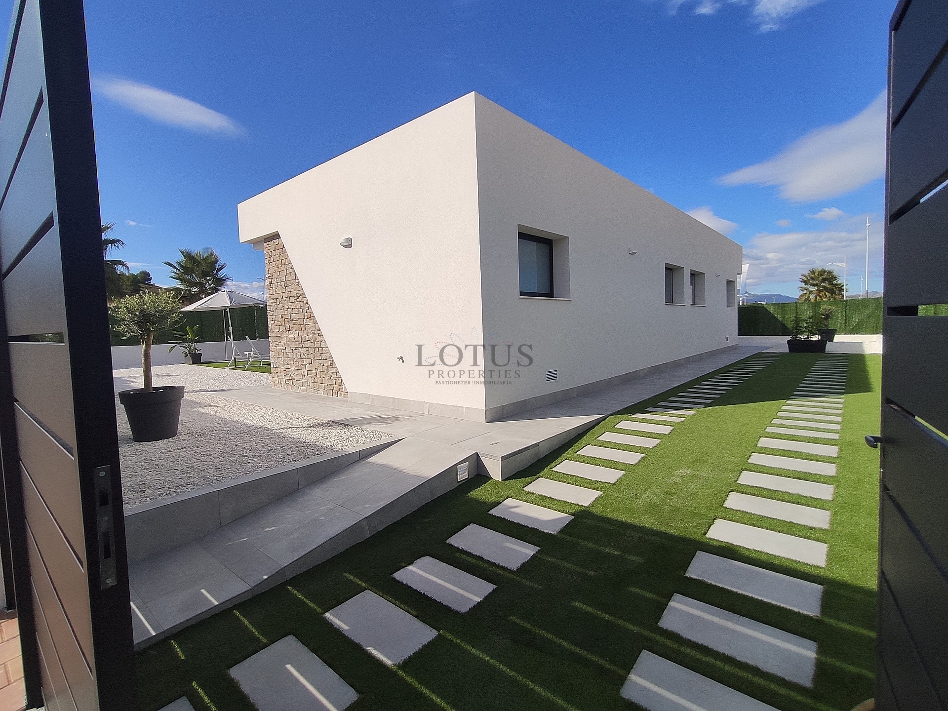 Nieuw gebouwde villa  - Lotus Properties