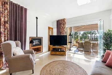 Renoverad Villa i hög standard med vacker utsikt i populära Villamartin - Lotus Properties