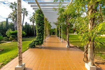 Villa totalmente renovada con hermosas vistas en el popular Villamartín - Lotus Properties