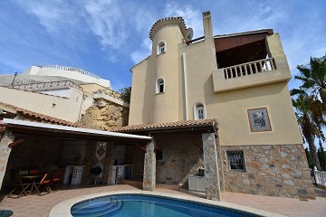 Villa med 5 sovrum och 3 badrum i exklusiva Las Ramlas  - Lotus Properties