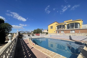Detached villa in Crevillente with lovely mountain view - Lotus Properties