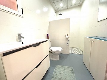 Прекрасные 2 спальни/2 ванные комнаты с большим солярием в нескольких минутах ходьбы от центра Редована. - Lotus Properties