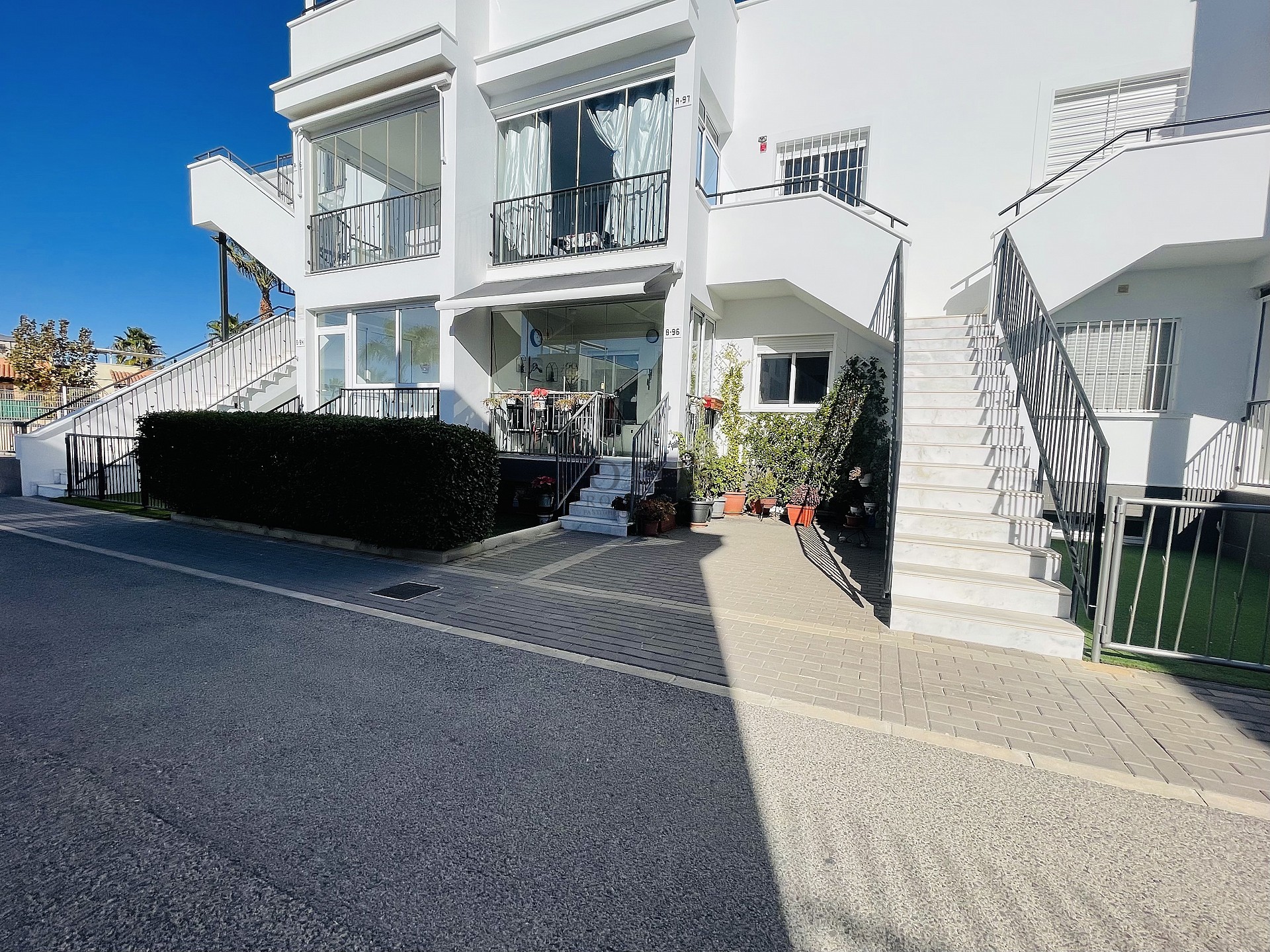 Södervänd markplan  i nyskick i Res. Vistabella - Aguas Nuevas - Lotus Properties