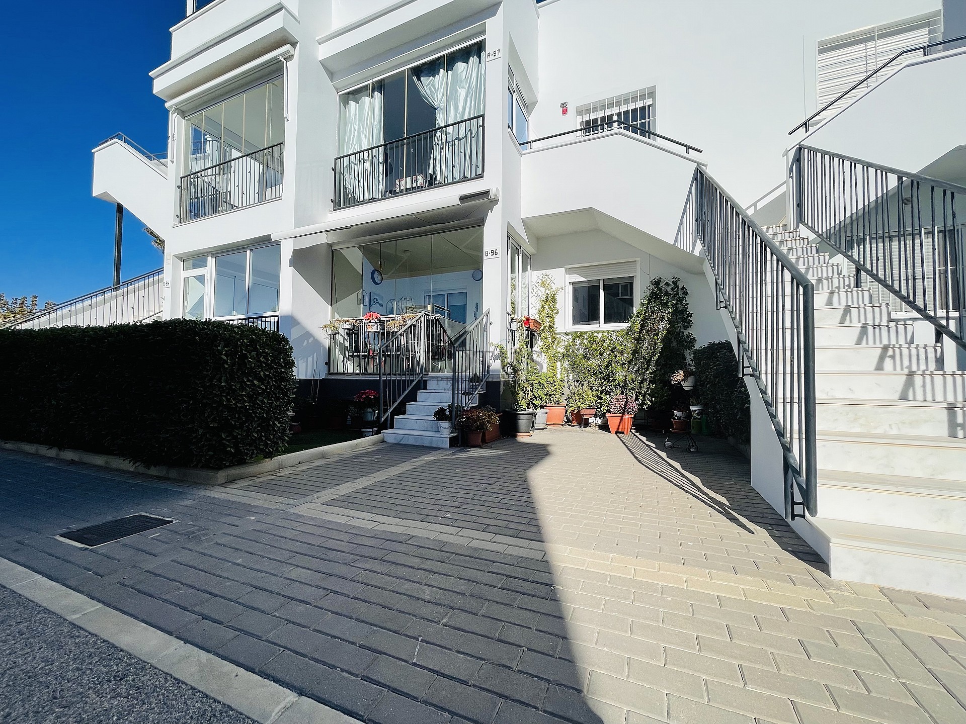 Södervänd markplan  i nyskick i Res. Vistabella - Aguas Nuevas - Lotus Properties