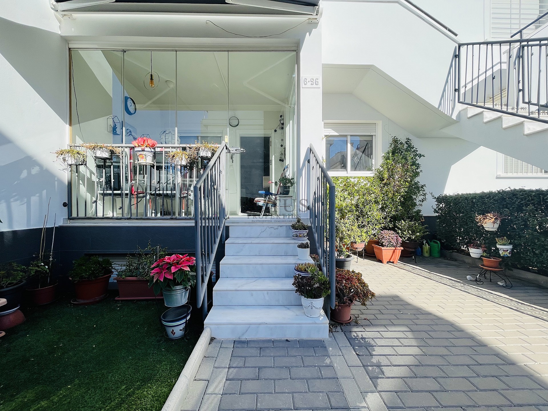 Södervänd markplan  i nyskick i Res. Vistabella - Aguas Nuevas - Lotus Properties