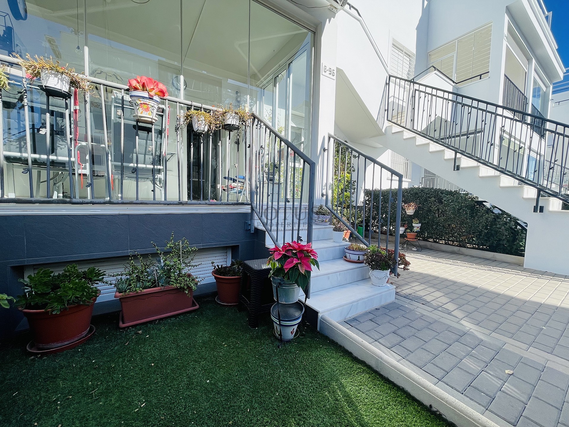 Södervänd markplan  i nyskick i Res. Vistabella - Aguas Nuevas - Lotus Properties