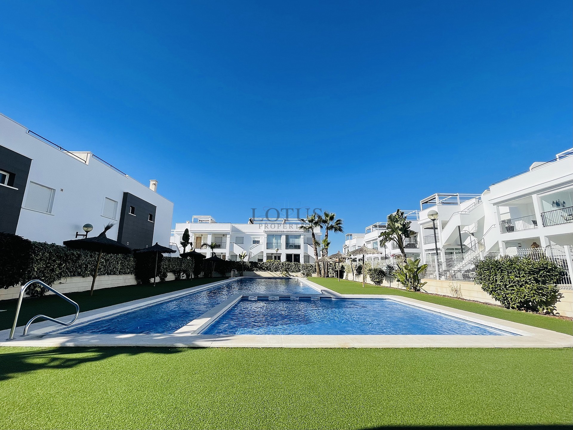 Södervänd markplan  i nyskick i Res. Vistabella - Aguas Nuevas - Lotus Properties