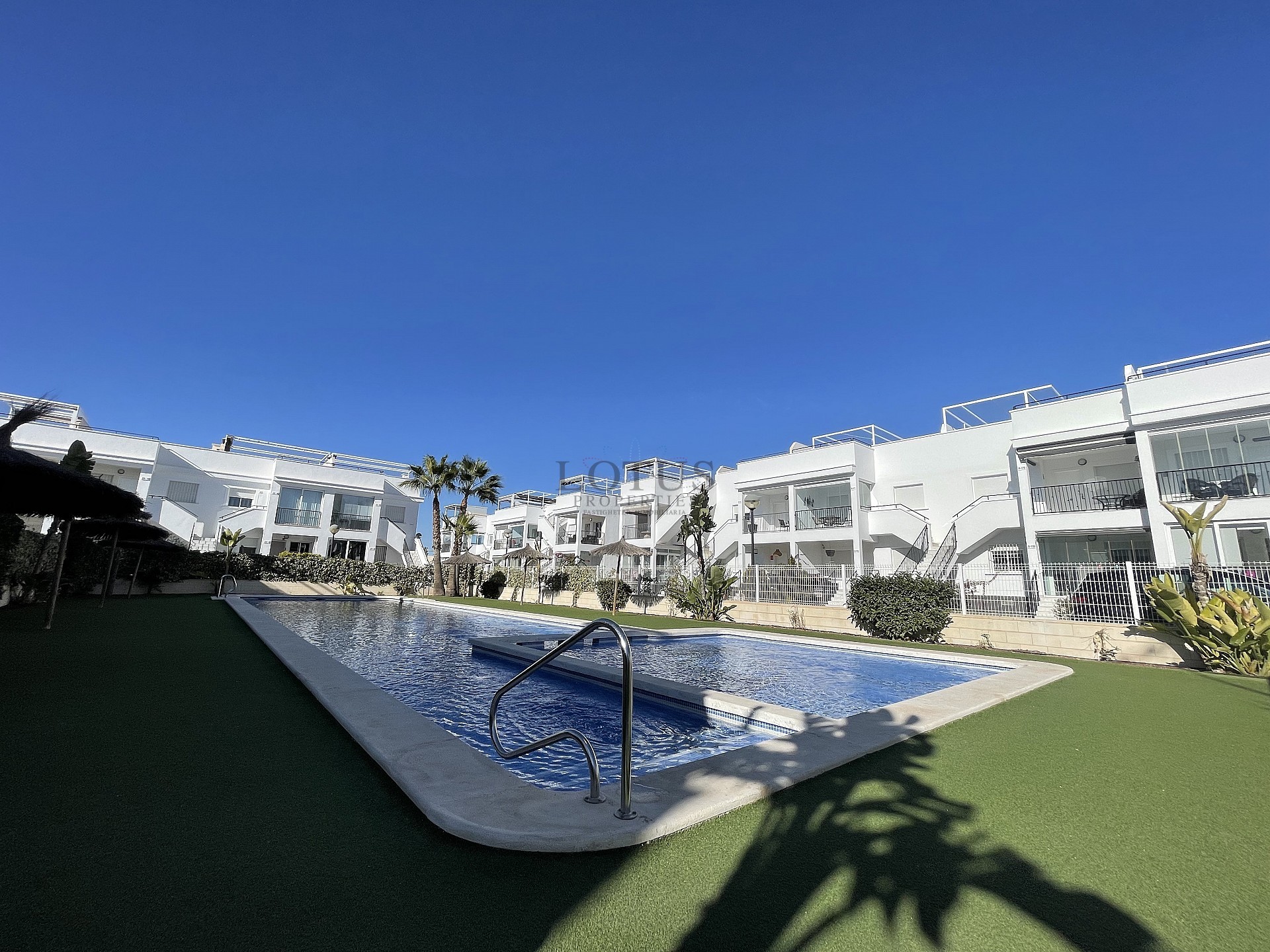 Södervänd markplan  i nyskick i Res. Vistabella - Aguas Nuevas - Lotus Properties