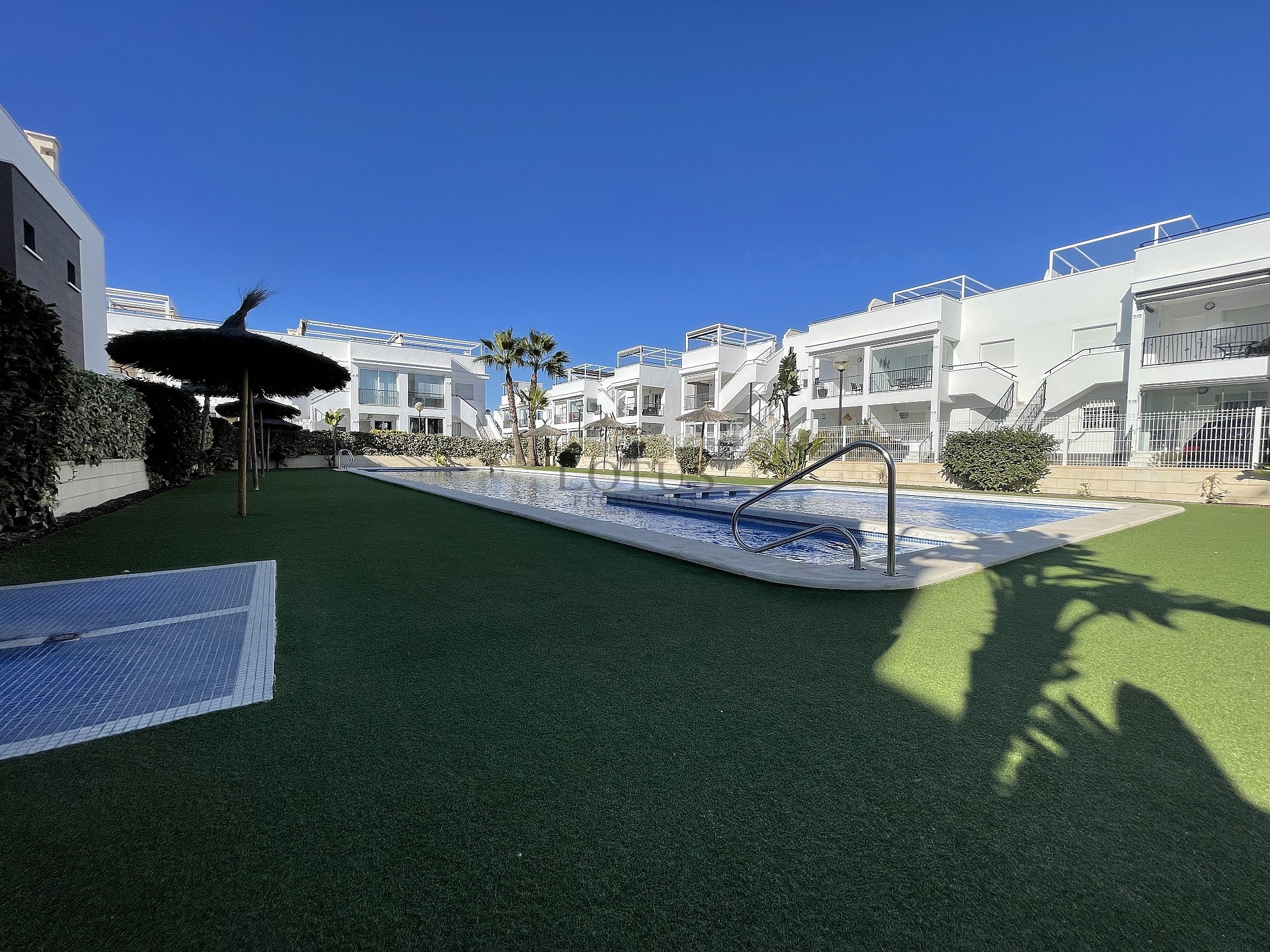 Södervänd markplan  i nyskick i Res. Vistabella - Aguas Nuevas - Lotus Properties