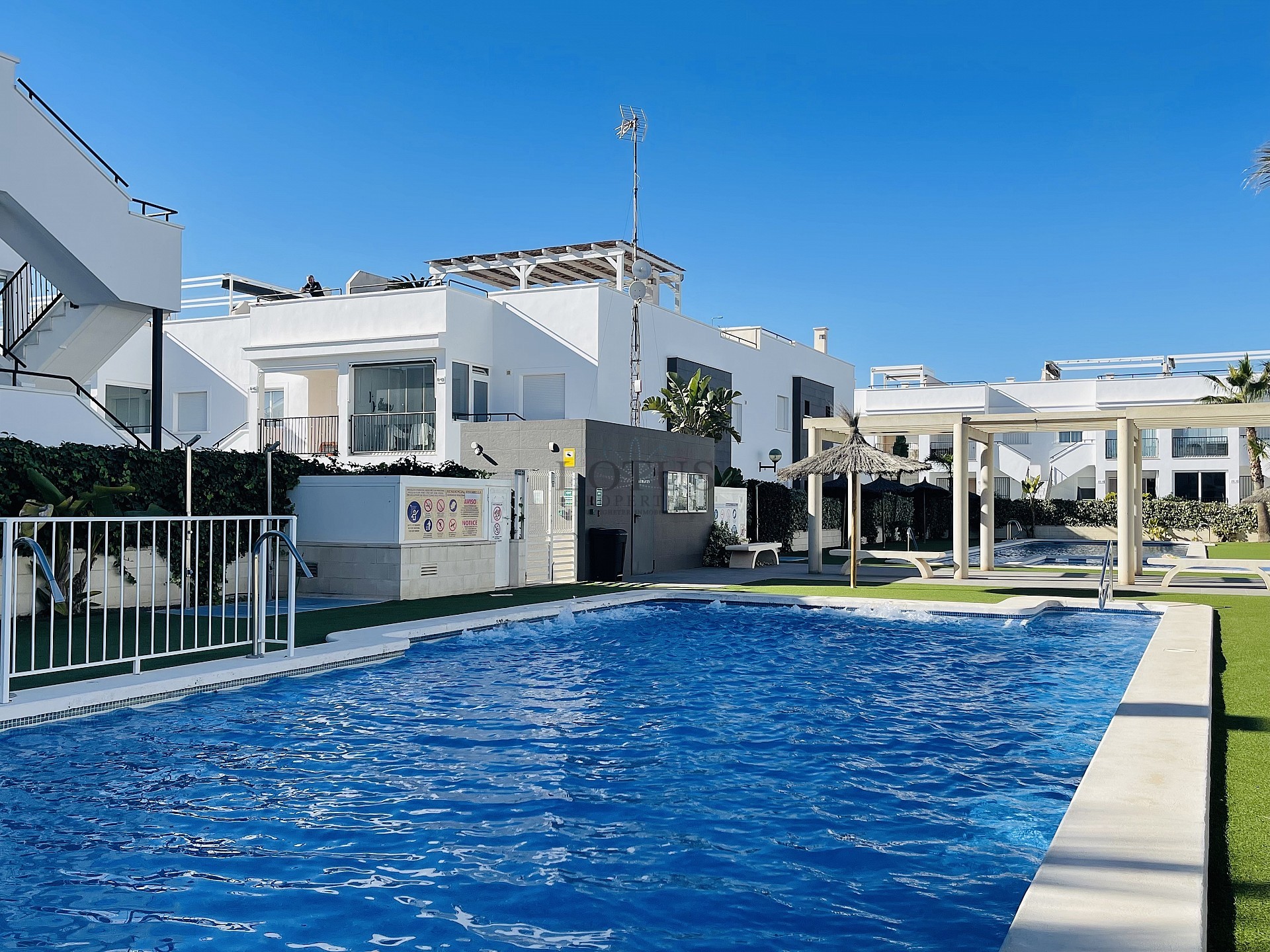 Södervänd markplan  i nyskick i Res. Vistabella - Aguas Nuevas - Lotus Properties