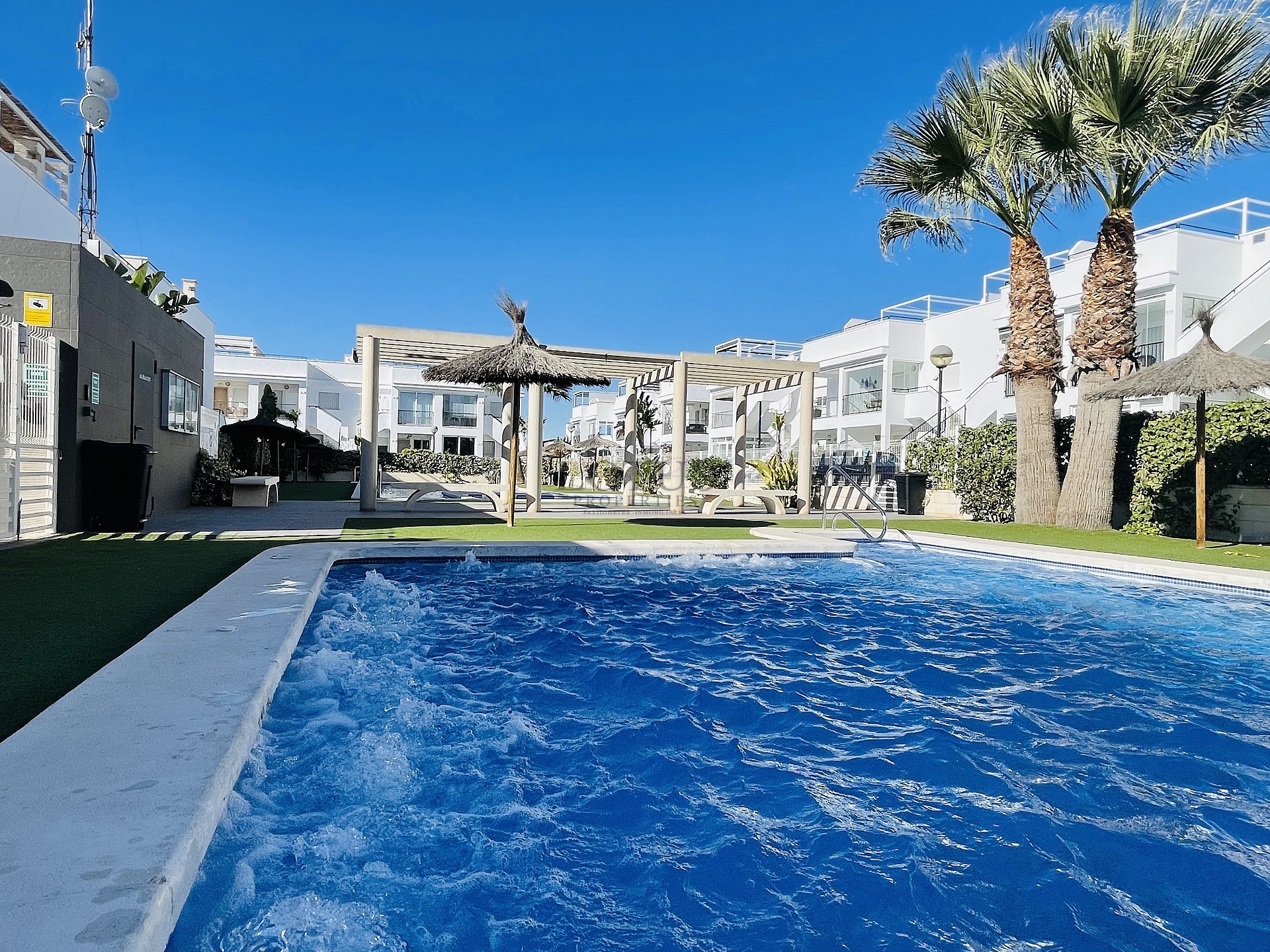 Södervänd markplan  i nyskick i Res. Vistabella - Aguas Nuevas - Lotus Properties