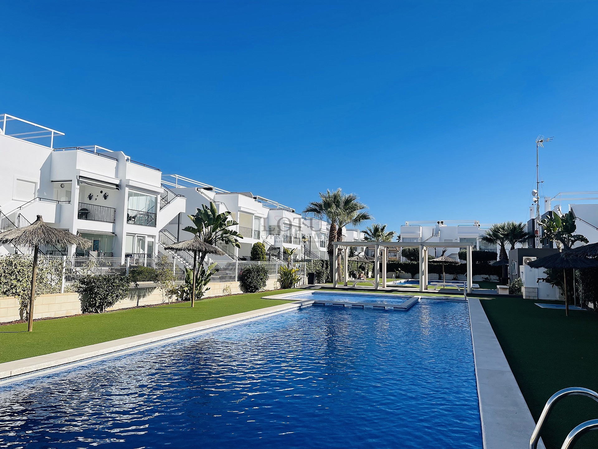 Södervänd markplan  i nyskick i Res. Vistabella - Aguas Nuevas - Lotus Properties