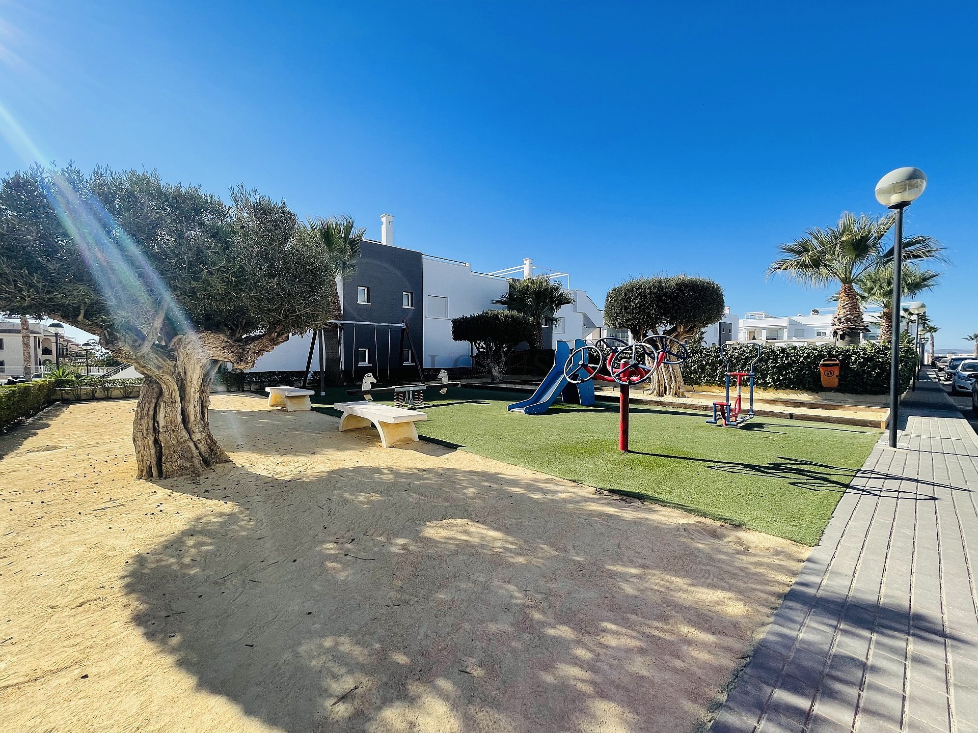 Södervänd markplan  i nyskick i Res. Vistabella - Aguas Nuevas - Lotus Properties