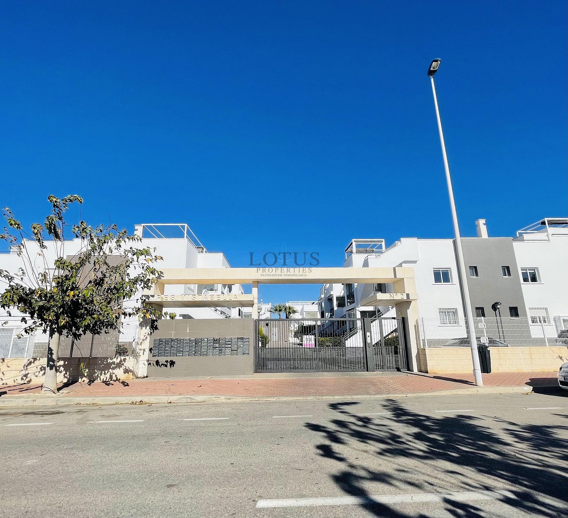 Södervänd markplan  i nyskick i Res. Vistabella - Aguas Nuevas - Lotus Properties