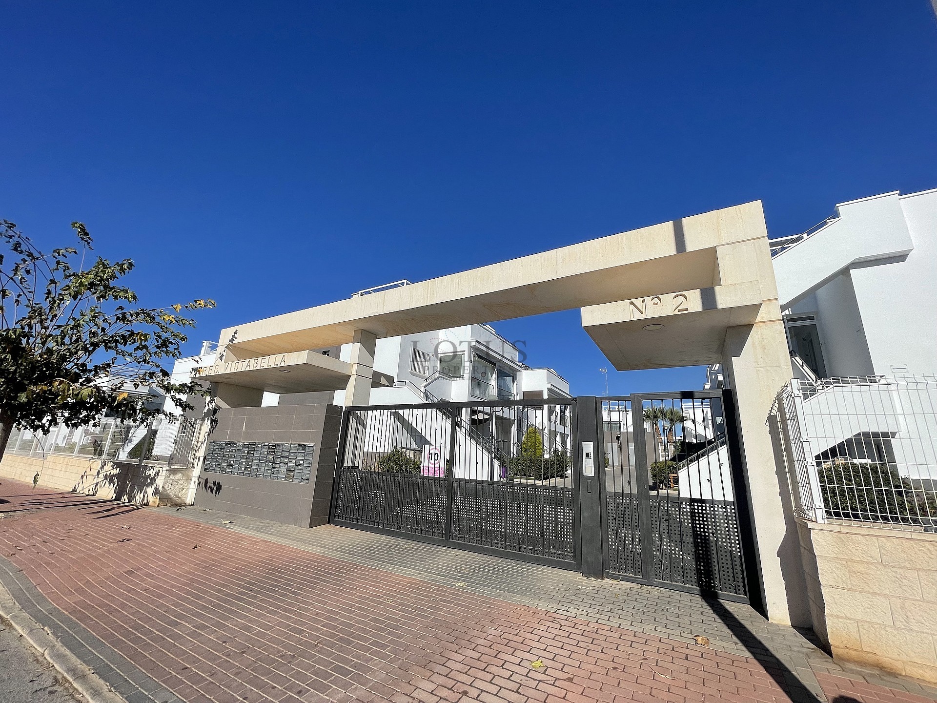 Södervänd markplan  i nyskick i Res. Vistabella - Aguas Nuevas - Lotus Properties