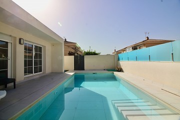 Villa renovada y de una sola planta con piscina y solarium privado en Punta Prima. - Lotus Properties