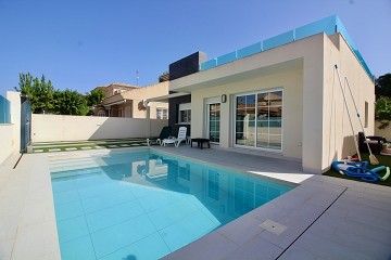 Villa renovada y de una sola planta con piscina y solarium privado en Punta Prima. - Lotus Properties