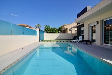 Enplansvilla med pool & takterrass - Punta Prima - Lotus Properties