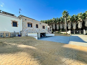 Amazing finca in Orihuela with 4 bedrooms and lovely views! - Lotus Properties