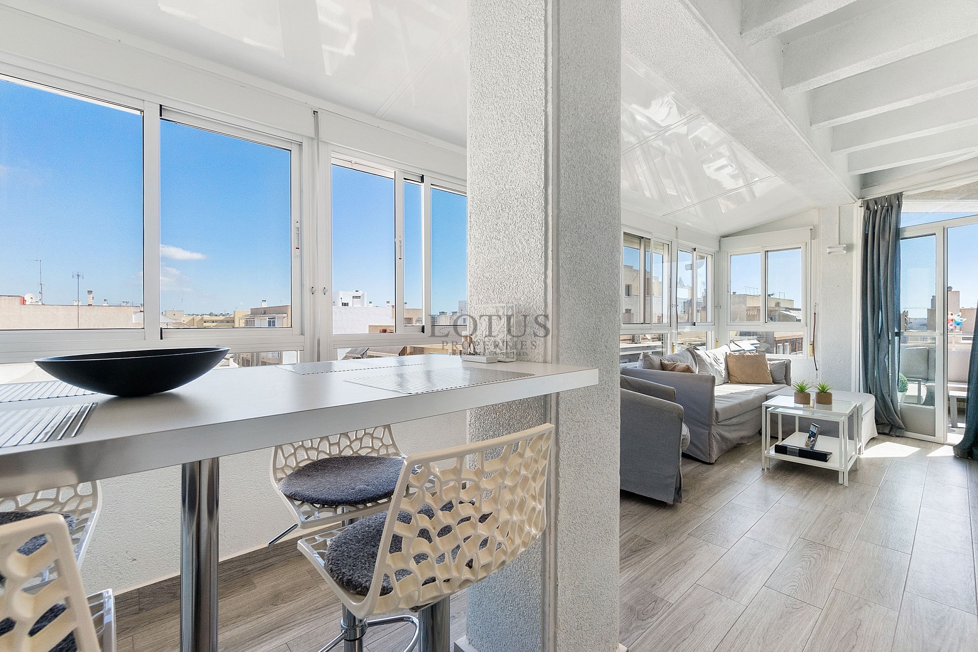 Fantastic penthouse in excellent condition with large terrace only 500 m to Playa Los Locos - Lotus Properties