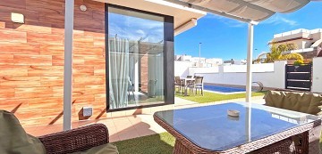 MODERNA VILLA DE UNA PLANTA CON 3 DORMITORIOS A UN PASO DE LA PLAYA - Lotus Properties