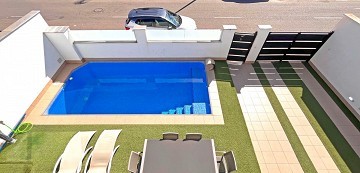 MODERNA VILLA DE UNA PLANTA CON 3 DORMITORIOS A UN PASO DE LA PLAYA - Lotus Properties