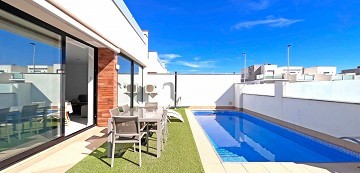 MODERNA VILLA DE UNA PLANTA CON 3 DORMITORIOS A UN PASO DE LA PLAYA - Lotus Properties