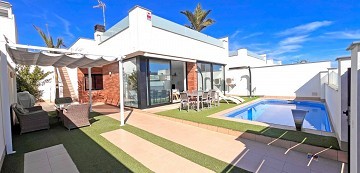 MODERNA VILLA DE UNA PLANTA CON 3 DORMITORIOS A UN PASO DE LA PLAYA - Lotus Properties