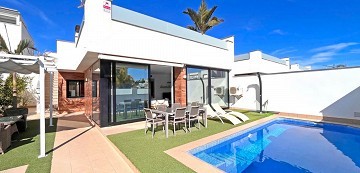 MODERNA VILLA DE UNA PLANTA CON 3 DORMITORIOS A UN PASO DE LA PLAYA - Lotus Properties