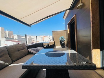 South west facing penthouse with large balcony & private roof terrace in new condition - Central Torrevieja - Lotus Properties