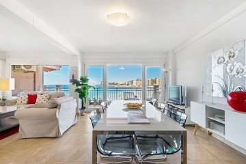 Renovado en primera línea de playa en Playa Los Locos con una impresionante vista al mar. - Lotus Properties