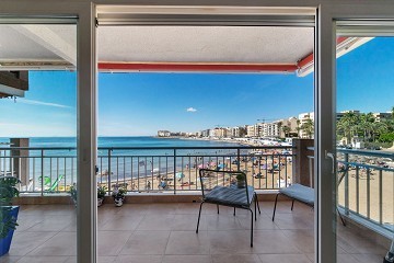 Renovado en primera línea de playa en Playa Los Locos con una impresionante vista al mar. - Lotus Properties