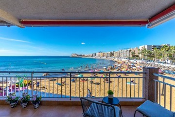 Renovado en primera línea de playa en Playa Los Locos con una impresionante vista al mar. - Lotus Properties