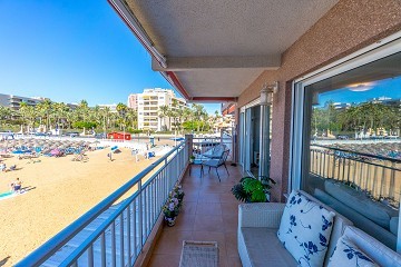 Renovado en primera línea de playa en Playa Los Locos con una impresionante vista al mar. - Lotus Properties