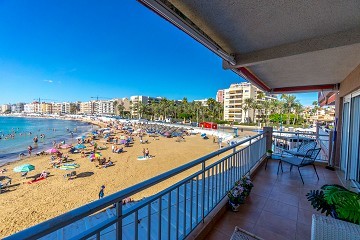 Renovado en primera línea de playa en Playa Los Locos con una impresionante vista al mar. - Lotus Properties