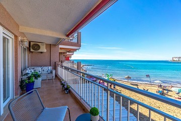 Renovado en primera línea de playa en Playa Los Locos con una impresionante vista al mar. - Lotus Properties