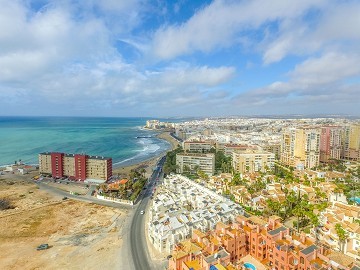 Renovado en primera línea de playa en Playa Los Locos con una impresionante vista al mar. - Lotus Properties