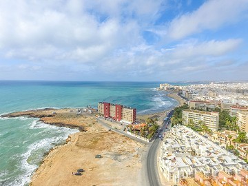 Renovado en primera línea de playa en Playa Los Locos con una impresionante vista al mar. - Lotus Properties