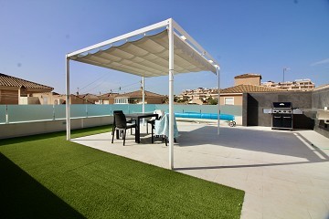 Villa renovada y de una sola planta con piscina y solarium privado en Punta Prima. - Lotus Properties