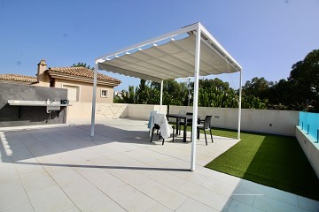 Villa renovada y de una sola planta con piscina y solarium privado en Punta Prima. - Lotus Properties