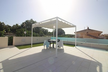 Villa renovada y de una sola planta con piscina y solarium privado en Punta Prima. - Lotus Properties