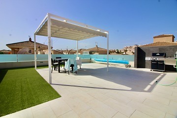 Villa renovada y de una sola planta con piscina y solarium privado en Punta Prima. - Lotus Properties