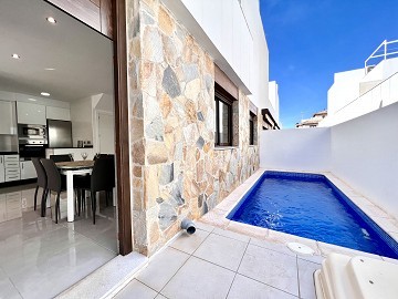 Adosado en esquina con plaza y piscina privado - Lotus Properties