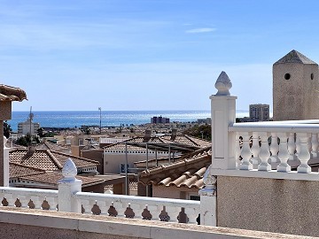 Bungalow de planta alta con vistas al mar en Altos de la Bahia, Torrevieja - Lotus Properties