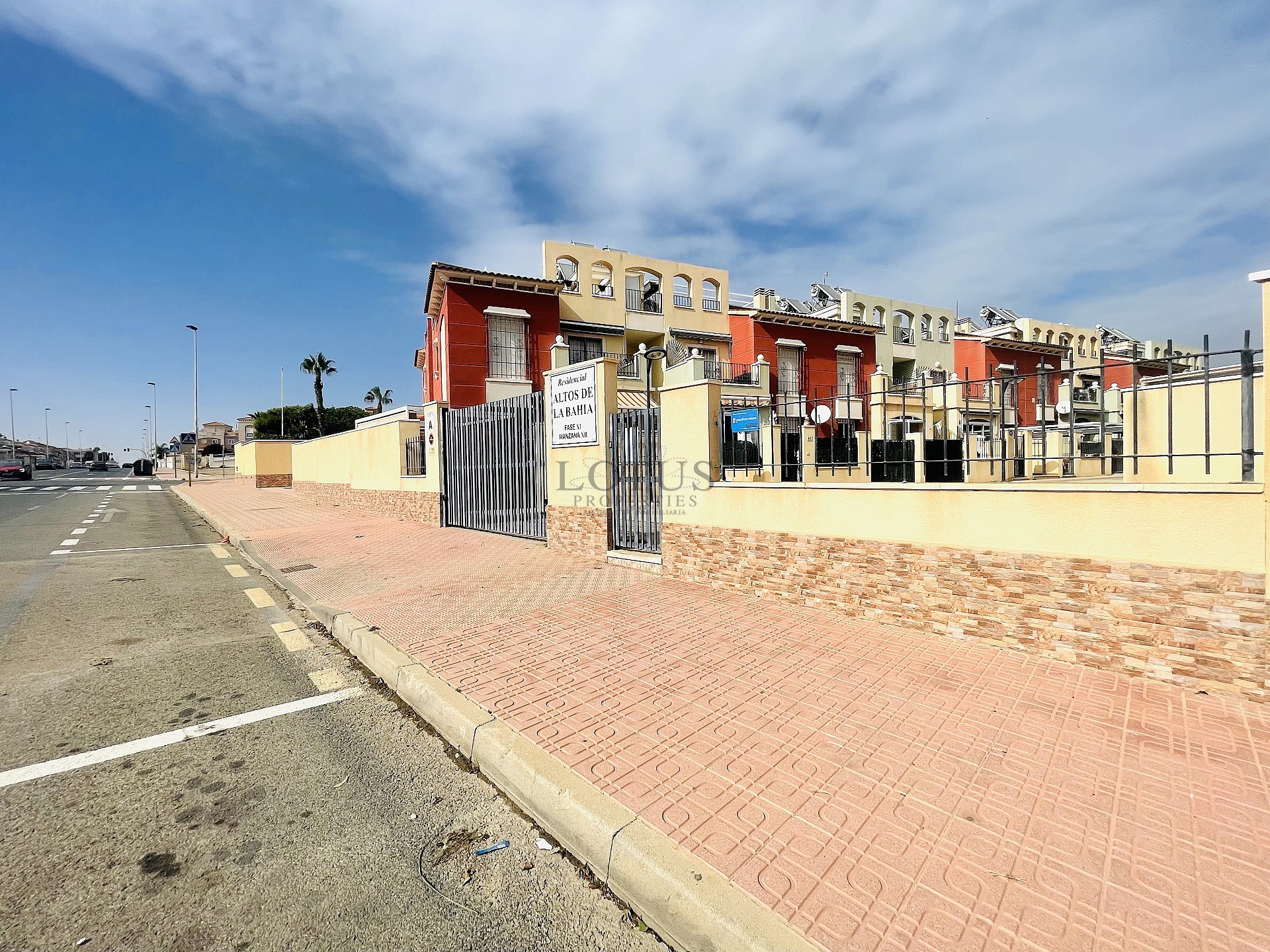 Takvåning i eftertraktade Urb. Altos de la Bahia XI med takterrass och poolutsikt!! - Lotus Properties