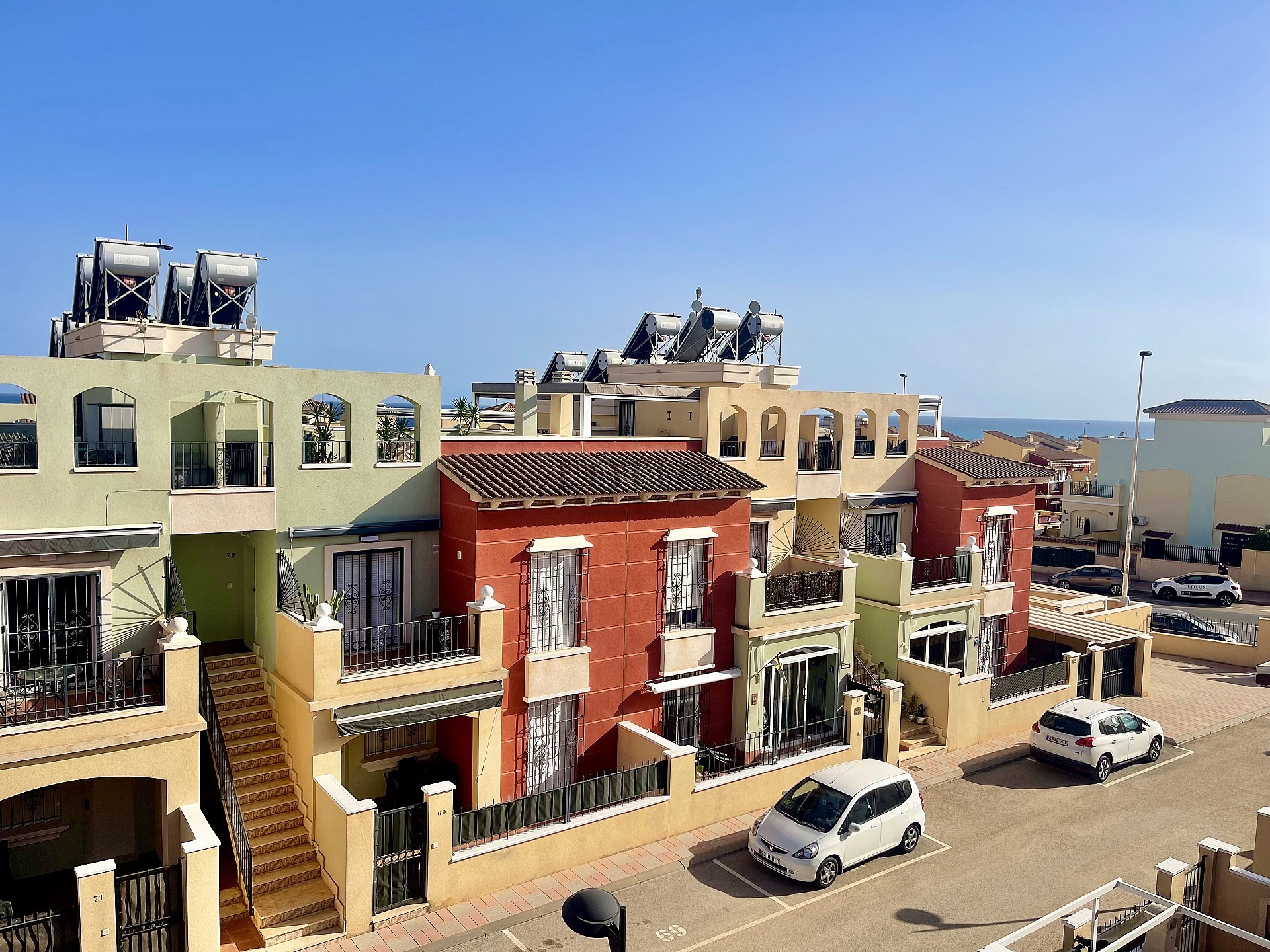 Takvåning i eftertraktade Urb. Altos de la Bahia XI med takterrass och poolutsikt!! - Lotus Properties